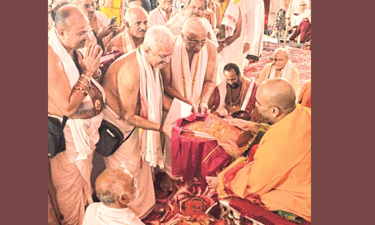 ವಿಶ್ವಾವಸು ನಾಮ ಸಂವತ್ಸರ ಚಾತುರ್ಮಾಸ ಆಮಂತ್ರಣ ಪತ್ರಿಕೆ ಶ್ರೀಗಳಿಂದ ಬಿಡುಗಡೆ