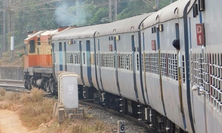 ಗುಬ್ಬಿ: ಗಾಳಿ, ಮಳೆಗೆ ಹಳಿಗೆ ತೆಂಗಿನ ಮರ ಬಿದ್ದು ರೈಲು ಸಂಚಾರ ವ್ಯತ್ಯಯ