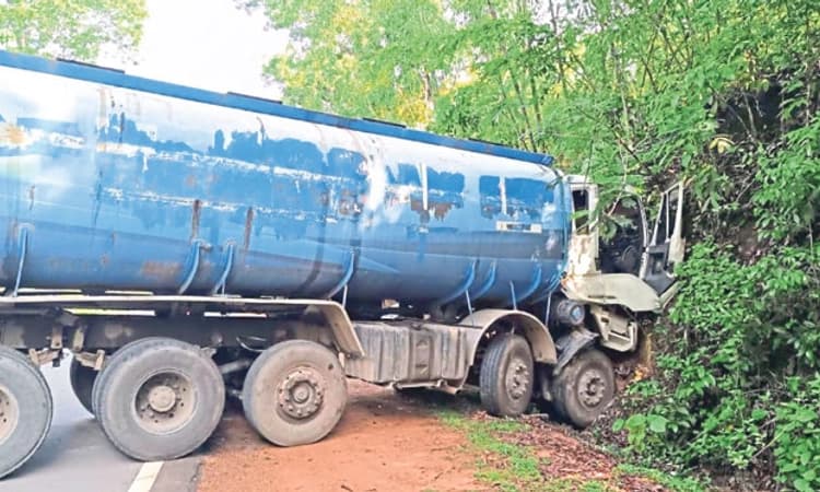 Aranthodu: ಟ್ಯಾಂಕರ್‌ ಅಪಘಾತ: ಚಾಲಕನಿಗೆ ಗಾಯ