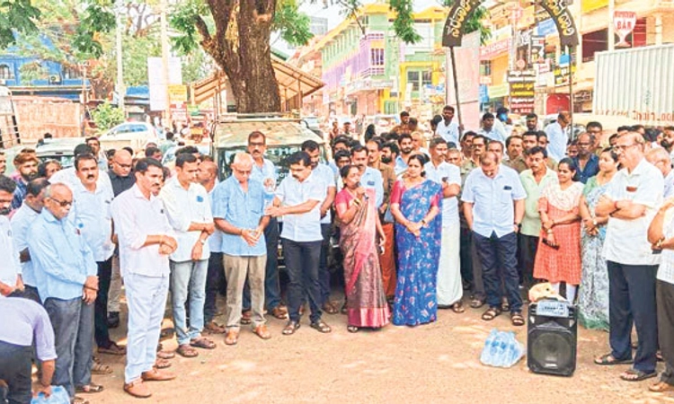 Pahalgam Attack: ಸುಳ್ಯದಲ್ಲಿ ಪ್ರತಿಭಟನೆ; ಅಂಗಡಿಗಳ ಸ್ವಯಂಪ್ರೇರಿತ ಬಂದ್‌