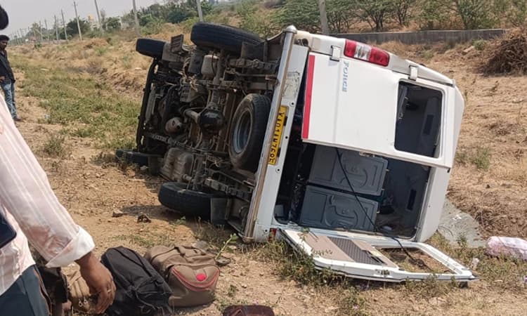 Challakere: ಯುಗಾದಿಹಬ್ಬಕ್ಕೆ ಊರಿಗೆ ಬರುತ್ತಿದ್ದವರು ಮಸಣಕ್ಕೆ; ಅಪಘಾತದಲ್ಲಿ ಮೂವರ ದುರ್ಮರಣ