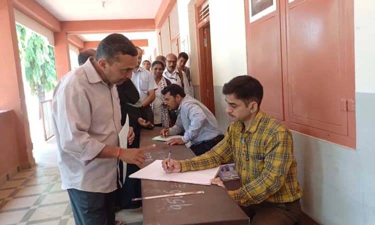 Sirsi: ಮಕ್ಕಳನ್ನು ಸರಕಾರಿ ಶಾಲೆಗೆ ಸೇರಿಸಲು ಪೋಷಕರ ಸರತಿ ಸಾಲು