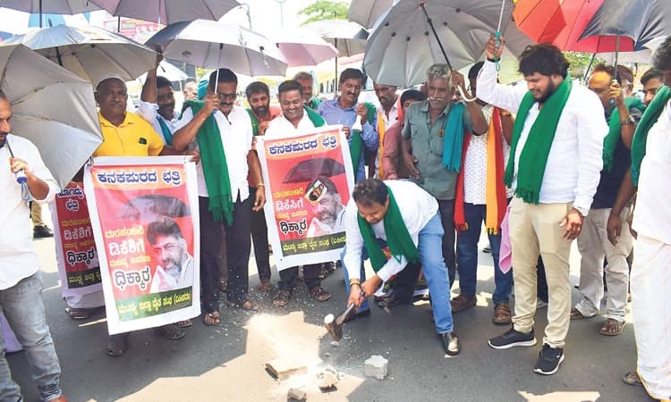 Mandya: ಡಿ.ಕೆ. ಶಿವಕುಮಾರ್‌ ವಿರುದ್ಧ &#8220;ಛತ್ರಿ&#8217; ಹೋರಾಟ