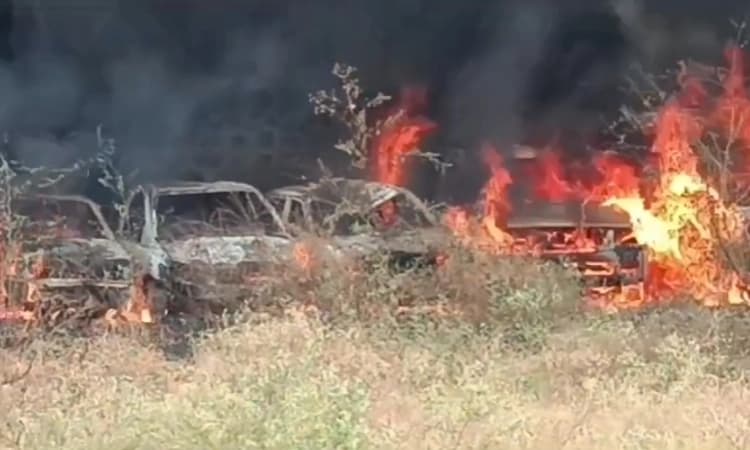 Vijayapura: ಠಾಣೆಯ ಹಿಂಭಾಗದಲ್ಲಿ ಬೆಂಕಿ ಅವಘಡ, 15 ಜಪ್ತಿ ವಾಹನಗಳು ಭಸ್ಮ