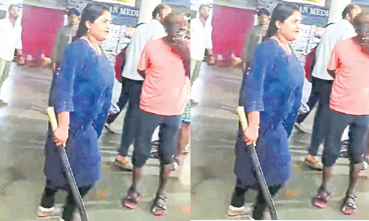 Hasan: ಕ್ಯಾಷಿಯರ್‌ ಕಿರುಕುಳ; ಹಾಸನದಲ್ಲಿ ಲಾಂಗ್‌ ಹಿಡಿದು ಮಹಿಳೆ ಓಡಾಟ