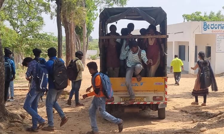 Koratagere: ಪರೀಕ್ಷಾ ಕೇಂದ್ರಕ್ಕೆ ಗೂಡ್ಸ್ ವಾಹನದಲ್ಲಿ 28 ಮಂದಿ ವಿದ್ಯಾರ್ಥಿಗಳ ಪ್ರಯಾಣ
