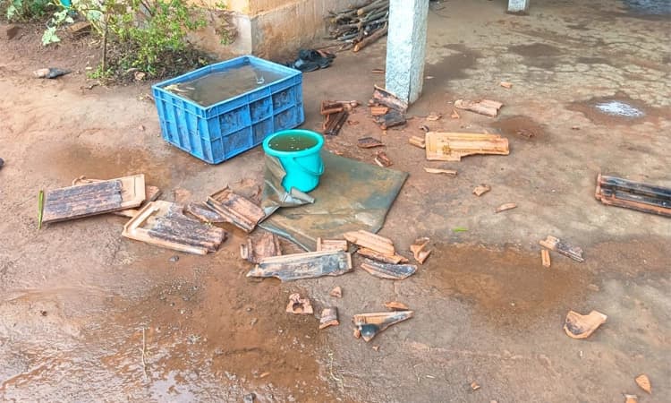 Thirthahalli: ಧಾರಾಕಾರ ಮಳೆಗೆ ಹಾರಿ ಹೋದ ಮನೆಯ ಹೆಂಚುಗಳು