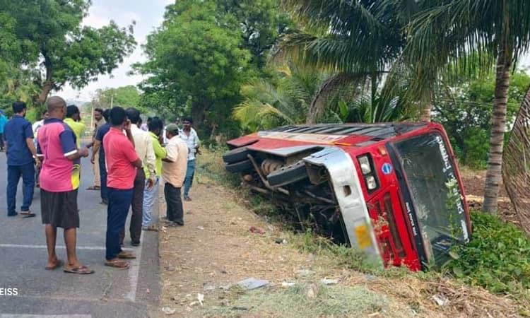 Muddebihal: ಚರಂಡಿಗೆ ಉರುಳಿದ ಬಸ್ಸು&#8230; ನಾಲ್ವರಿಗೆ ಗಾಯ, ಇಬ್ಬರು ಗಂಭೀರ