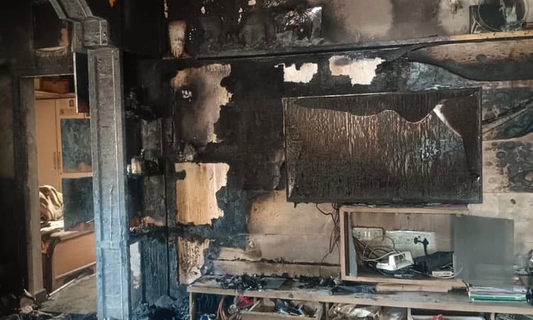 ಗ್ರಾಮ ಪಂಚಾಯಿತಿ ಸದಸ್ಯನ ಮನೆಗೆ ಬೆಂಕಿ ಹಚ್ಚಿದ ಕಿಡಿಗೇಡಿಗಳು: ನಾಲ್ವರು ಪಾರು