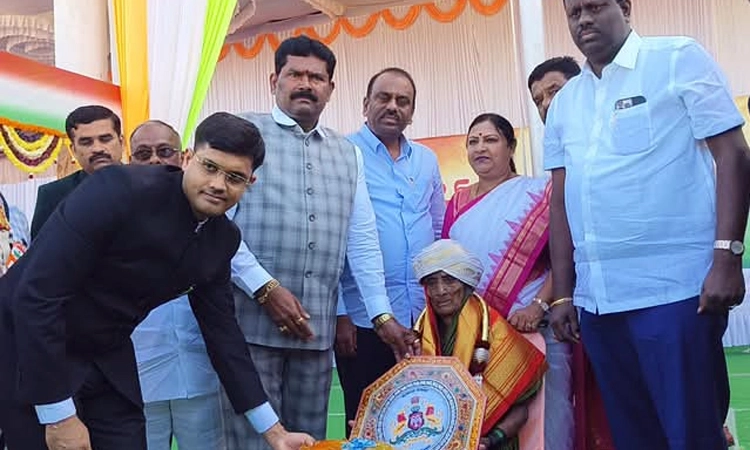 ಪದ್ಮಶ್ರೀ ಪ್ರಶಸ್ತಿಗೆ ಬಾಜನರಾದ ಭೀಮಮ್ಮ ಶಿಳ್ಳಿಕ್ಯಾತರವರಿಗೆ ಜಿಲ್ಲಾಡಳಿತದಿಂದ ಸನ್ಮಾನ