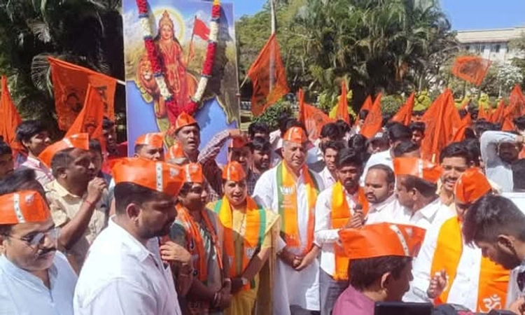 ಭಾರತಾಂಬೆಗೆ ಅವಮಾನ; ಕರ್ನಾಟಕ ವಿಶ್ವವಿದ್ಯಾಲಯದಿಂದ ಪಠ್ಯ ಹಿಂದಕ್ಕೆ