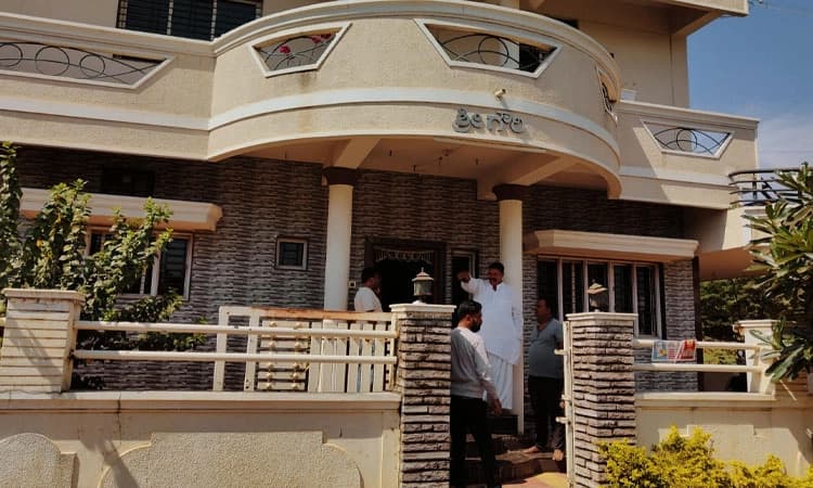 Rabkavi Banhatti: ಹಾಡಹಗಲೇ ದರೋಡೆಗೆ ಯತ್ನ; ಪೊಲೀಸ್, ಸಾರ್ವಜನಿಕರ ಸಹಕಾರದಿಂದ ಇಬ್ಬರ ಬಂಧನ