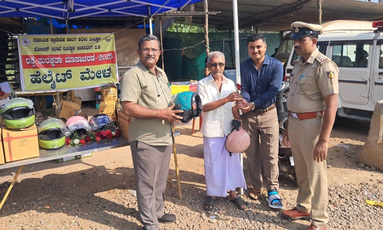 ಬಂಟ್ವಾಳ: ಹೆಲ್ಮೆಟ್‌ ಇಲ್ಲದ ಸವಾರರಿಗೆ ಹೆಲ್ಮೆಟ್‌ ಜತೆ ಗುಲಾಬಿ ಸತ್ಕಾರ!
