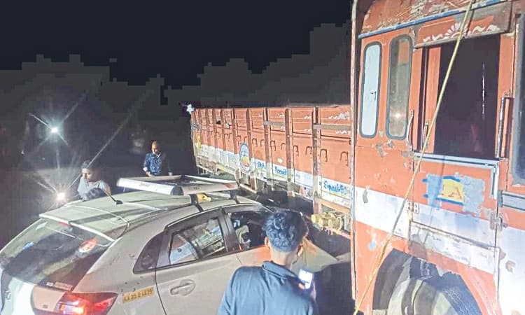 Charmady Ghat: ಕಾರು-ಲಾರಿ ಅಪಘಾತ; ನಾಲ್ವರಿಗೆ ಗಂಭೀರ ಗಾಯ