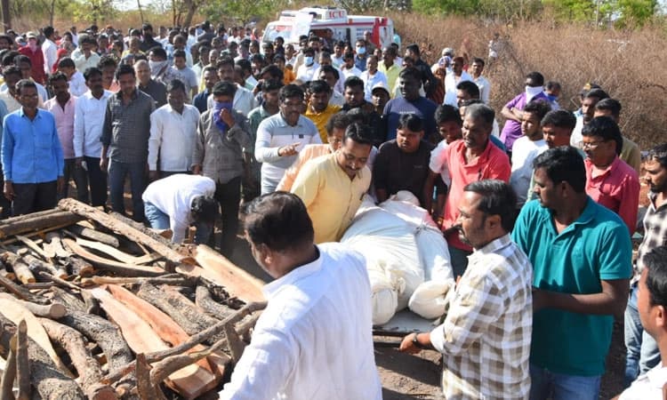 ವಾರಾಣಸಿ ಬಳಿ ಭೀಕರ ಅಪಘಾತ: ಬೀದರ್‌ಗೆ ತಲುಪಿದ ಮೃತದೇಹಗಳು, ಸಾಮೂಹಿಕ ಅಂತ್ಯಕ್ರಿಯೆ 