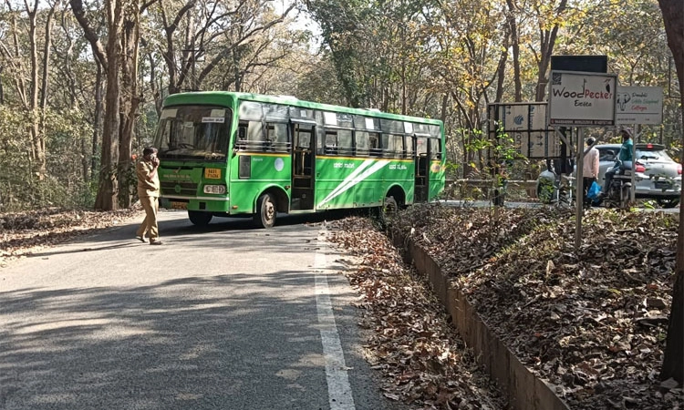 Dandeli: ಚಾಲಕನ ನಿಯಂತ್ರಣ ತಪ್ಪಿ ಚರಂಡಿಗೆ ವಾಲಿದ ಬಸ್; ತಪ್ಪಿದ ಅನಾಹುತ