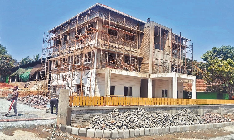 Model: ಸರಕಾರಿ ಶಾಲೆಗೆ 2 ಕೋಟಿ ರೂ. ನೀಡಿ, ಮಗನ ಸೇರಿಸಿದ ಉದ್ಯಮಿ!
