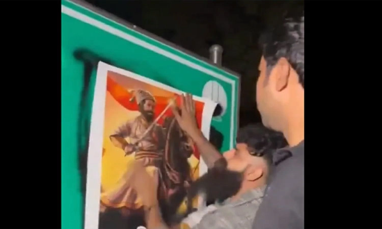 New Delhi: ದಿಲ್ಲಿ ಅಕ್ಬರ್‌ ರಸ್ತೆ ಫ‌ಲಕಕ್ಕೆ ಮಸಿ: ಶಿವಾಜಿ ಚಿತ್ರ ಅಂಟಿಸಿದ ಗುಂಪು