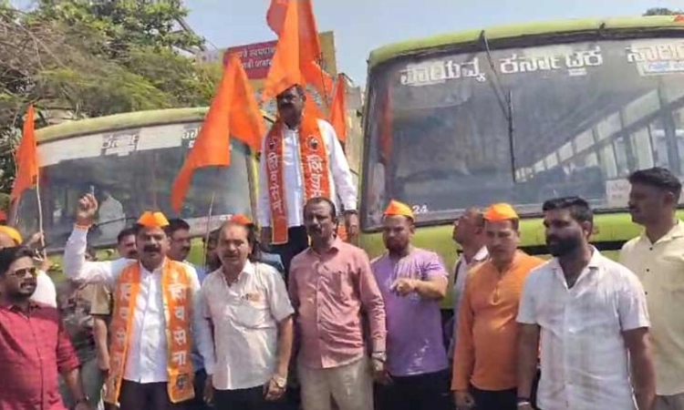ಕೊಲ್ಲಾಪುರದಲ್ಲಿ ಕರ್ನಾಟಕ ಸಾರಿಗೆ ಬಸ್ ಗೆ ಭಗವಾಧ್ವಜ ಕಟ್ಟಿ ಮಸಿ ಬಳಿದ ಕಿಡಿಗೇಡಿಗಳು