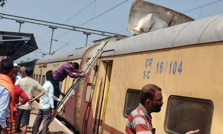 ಪ್ರಯಾಗ್‌ ರಾಜ್‌ To ಉಡುಪಿ: ಕಿತ್ತು ಹೋದ ವಿಶೇಷ ರೈಲು ಬೋಗಿಯ ಮೇಲ್ಛಾವಣಿ