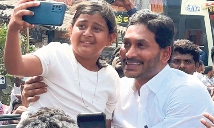 ‘ಅಣ್ಣ’ ಎಂದು ಅಳುತ್ತಿದ್ದ ಪುಟ್ಟ ಅಭಿಮಾನಿಯನ್ನು ಭೇಟಿಯಾದ ಜಗನ್‌