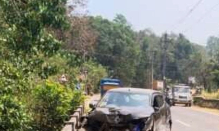 Adkaru:  ಚಾಲಕನ ನಿಯಂತ್ರಣ ತಪ್ಪಿ ಸೇತುವೆಗೆ ಡಿಕ್ಕಿ ಹೊಡೆದ ಕಾರು