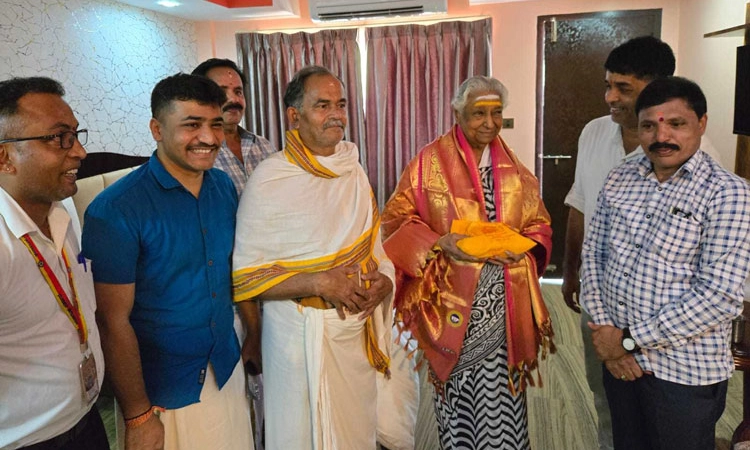 Subrahmanya: ಕುಕ್ಕೆಗೆ ಖ್ಯಾತ ಗಾಯಕಿ ಎಸ್‌. ಜಾನಕಿ ಭೇಟಿ
