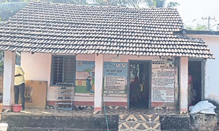 Kundapura: ಶಿಥಿಲಗೊಂಡ ಕರ್ಕಿ ಅಂಗನವಾಡಿ ಕಟ್ಟಡ