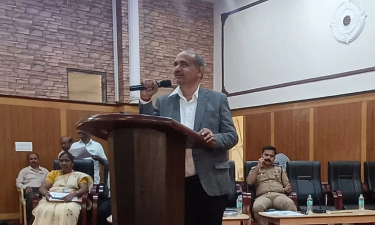 Gadag: ಸಾಲ ನೀಡುವಾಗ ಗಿರವಿ, ಶ್ಯೂರಿಟಿ ಇಟ್ಟುಕೊಳ್ಳುವುದು ಅಪರಾಧ: ಡಿಸಿ ಸಿ.ಎನ್. ಶ್ರೀಧರ