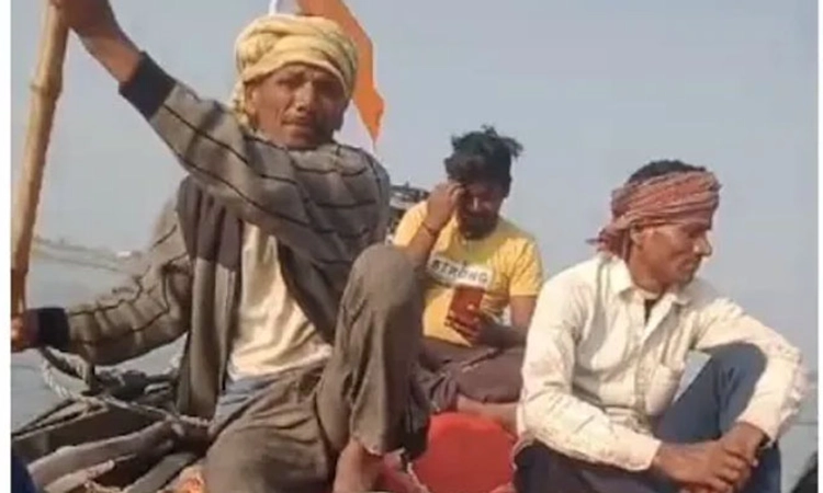 Prayagraj: ದೋಣಿಯಲ್ಲಿ ಕುಂಭಮೇಳಕ್ಕೆ ಬಂದ ಬಿಹಾರದ ಭಕ್ತರು!