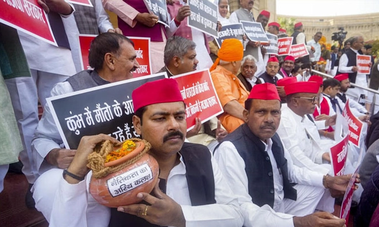 Kumbh stampede: ಸರ್ಕಾರದ ವಿರುದ್ಧ “ಅಸ್ಥಿ ಕುಡಿಕೆ’ ಪ್ರತಿಭಟನೆ