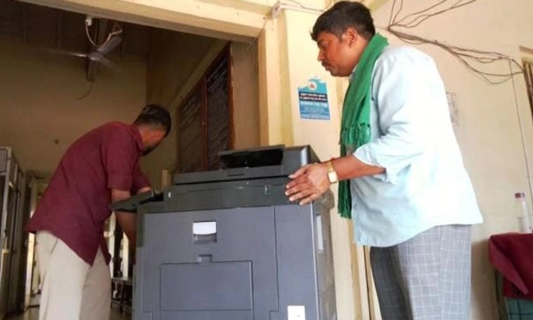 Dharwad: ಪರಿಹಾರ ವಿಳಂಬ, ಸಣ್ಣ ನೀರಾವರಿ ಇಲಾಖೆಯಲ್ಲಿನ ವಸ್ತುಗಳು ಜಪ್ತಿ