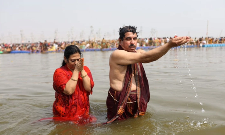 Maha kumbh 2025: ತ್ರಿವೇಣಿ ಸಂಗಮದಲ್ಲಿ ಪುಣ್ಯಸ್ನಾನ ಮಾಡಿದ ಸಚಿವ ಪ್ರಹ್ಲಾದ ಜೋಶಿ