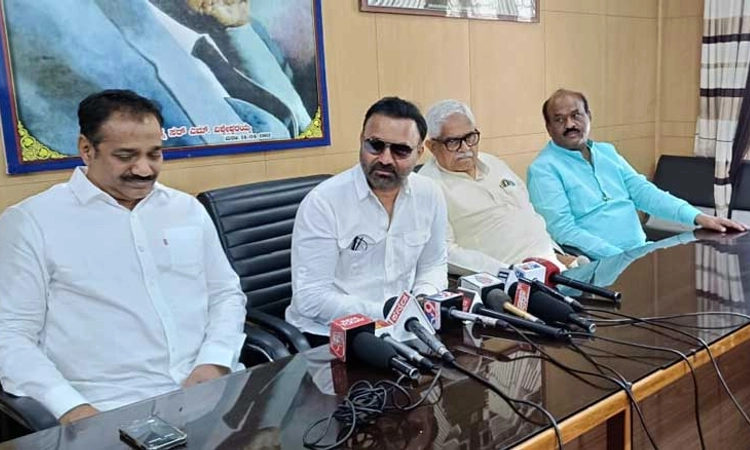 ದೇಶದ ಅಭಿವೃದ್ಧಿಗಾಗಿ ಪ್ರಧಾನಿ‌ ಹುದ್ದೆಯನ್ನು‌ ಬೇರೆಯವರಿಗೆ ಬಿಟ್ಟುಕೊಡಲಿ: ಸಂತೋಷ್ ಲಾಡ್