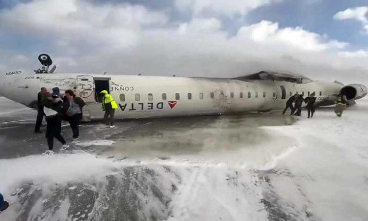 Plane flips: ಲ್ಯಾಂಡಿಂಗ್ ವೇಳೆ ರನ್ ವೇಯಲ್ಲೇ ಪಲ್ಟಿ ಹೊಡೆದ ವಿಮಾನ… ಹಲವರಿಗೆ ಗಾಯ