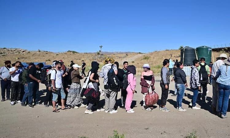 ಹಾವು, ಮೊಸಳೆಗಳಿದ್ದ ಹಾದಿಯಲ್ಲಿ ದಿನಕ್ಕೆ 12 ಗಂಟೆ &#8220;ಅಕ್ರಮ&#8217; ಪಯಣ