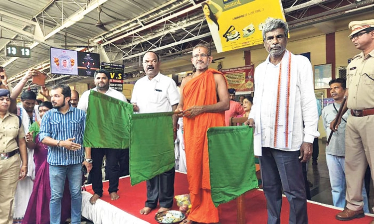 Special Train: ಉಡುಪಿ-ಪ್ರಯಾಗರಾಜ್‌ ವಿಶೇಷ ರೈಲಿಗೆ ಪೇಜಾವರ ಶ್ರೀ ಚಾಲನೆ