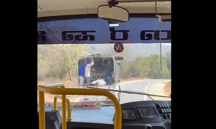 Restriction: ನಿಷೇಧವಿದ್ದರೂ ಗೂಡ್ಸ್‌ ವಾಹನಗಳಲ್ಲಿ ಜನರು ಬಿಳಿಗಿರಿ ರಂಗನ ಬೆಟ್ಟಕ್ಕೆ ಪಯಣ!