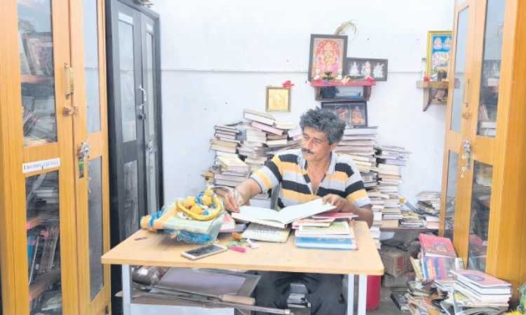 Mangaluru: ಚಹಾ ಅಂಗಡಿಯಲ್ಲೇ 10 ಸಾವಿರ ಪುಸ್ತಕಗಳ ಗ್ರಂಥಾಲಯ!