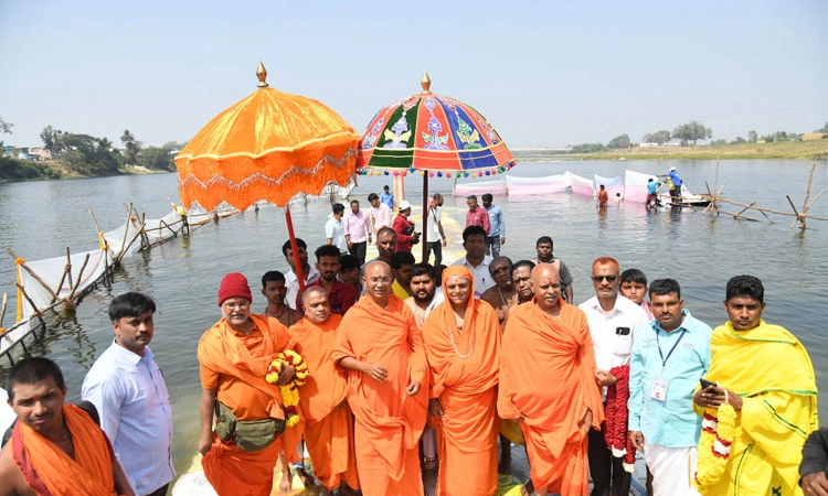 ದಕ್ಷಿಣ ಕುಂಭದಲ್ಲಿ 50 ಸಹಸ್ರ ಜನ ಸ್ನಾನ! 13ನೇ ಕುಂಭಮೇಳಕ್ಕೆ ವಿವಿಧ ಮಠಾಧೀಶರಿಂದ ಚಾಲನೆ