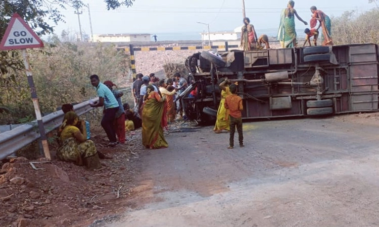 Vijayapura;ಆಲಮಟ್ಟಿ ಬಳಿ ಟೆಂಪೋ-ಟ್ರ್ಯಾಕ್ಟರ್ ಅಪಘಾ*ತ: 10 ಜನ ಗಂಭೀರ