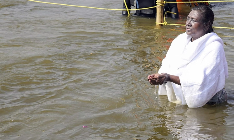 Maha Kumbh: ತ್ರಿವೇಣಿ ಸಂಗಮದಲ್ಲಿ ರಾಷ್ಟ್ರಪತಿ ದ್ರೌಪದಿ ಮುರ್ಮು ಪುಣ್ಯಸ್ನಾನ