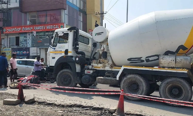 Bengaluru: ಲಾರಿ ಡಿಕ್ಕಿ: ಬೈಕ್‌ನಲ್ಲಿ ದರ್ಗಾಕ್ಕೆ ತೆರಳುತ್ತಿದ್ದ ದಂಪತಿ ಸಾವು!