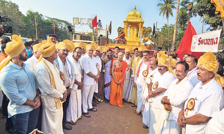 Kaup: ಸ್ವರ್ಣ ಗದ್ದುಗೆ, ರಜತ ರಥ, ಚಿನ್ನದ ಮುಖ, ಘಂಟೆ, ಮಹಾದ್ವಾರದ ಹೆಬ್ಬಾಗಿಲು ಪುರಪ್ರವೇಶ