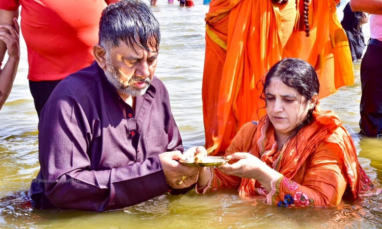 Maha Kumbh; ತ್ರಿವೇಣಿ ಸಂಗಮದಲ್ಲಿ ಡಿ.ಕೆ.ಶಿವಕುಮಾರ್‌ ದಂಪತಿ ಪವಿತ್ರ ಸ್ನಾನ