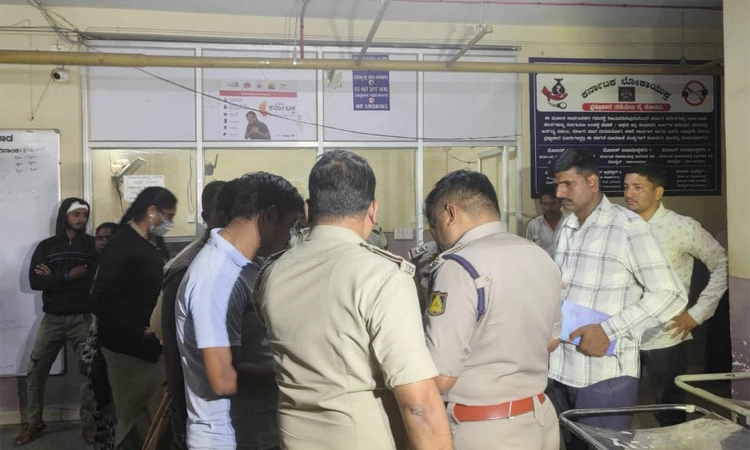 Dharwad;ಅಂತ್ಯಕ್ರಿಯೆಗೆ ಹೊರಟಿದ್ದ ಕ್ರೂಸರ್ ಮರಕ್ಕೆ ಢಿಕ್ಕಿ : ಮಹಿಳೆ ಸಾ*ವು