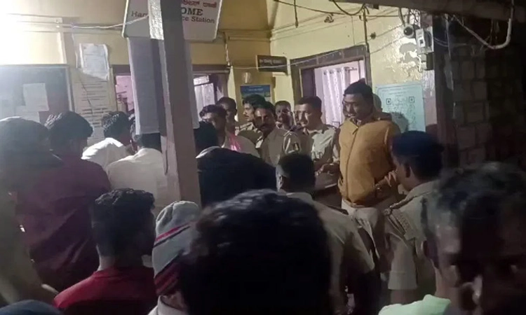 Belagavi: ಪೊಲೀಸ್ ಠಾಣೆ ಮುಂದೆ‌ ತಂದೆ ಶವವಿಟ್ಟು ಪೊಲೀಸ್ ಇನ್ಸ್‌ಪೆಕ್ಟರ್ ಪ್ರತಿಭಟನೆ