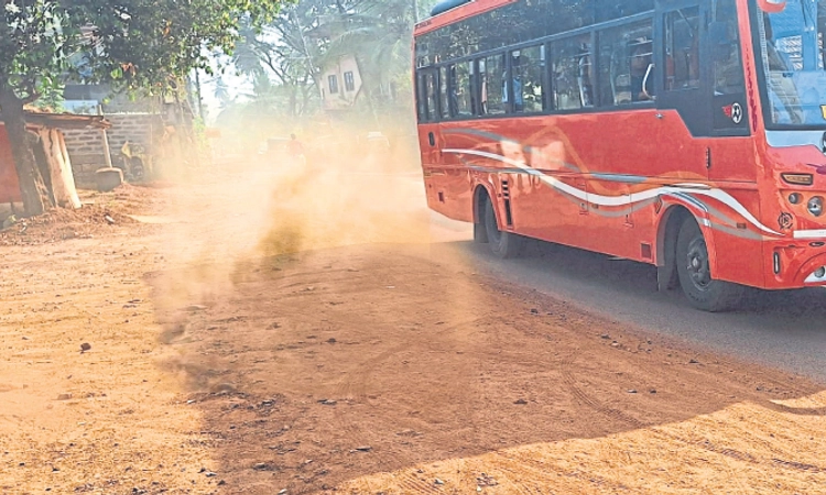 Karkala: ಧೂಳಿನಿಂದ ಮಕ್ಕಳು ಹೈರಾಣ