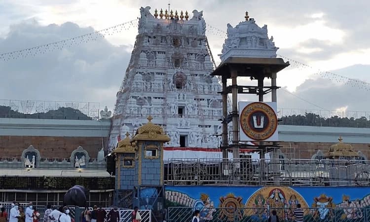 Tirupati Temple: ಹಿಂದೂ ಸಂಪ್ರದಾಯಗಳ ಪಾಲಿಸದ 18 ಸಿಬ್ಬಂದಿಯ ವಜಾಗೊಳಿಸಿದ ಟಿಟಿಡಿ!