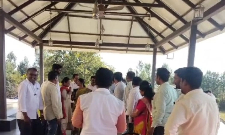 ಸರ್ಕಾರಿ ಕೆಲಸ ಅವಧಿಯಲ್ಲಿ ಅಧಿಕಾರಿಗಳು ಕಛೇರಿಗಳಲ್ಲಿ ಇಲ್ಲದೆ ಬಾಡೂಟ ಪಾರ್ಟಿಯಲ್ಲಿ ಹಾಜರ್